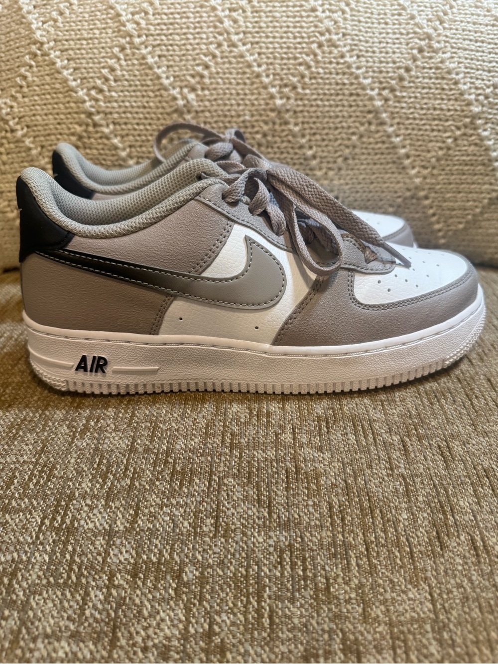 NIKE AIR FORCE 1 COLLEGE GREY BLACK WHITE SIZE 5Y